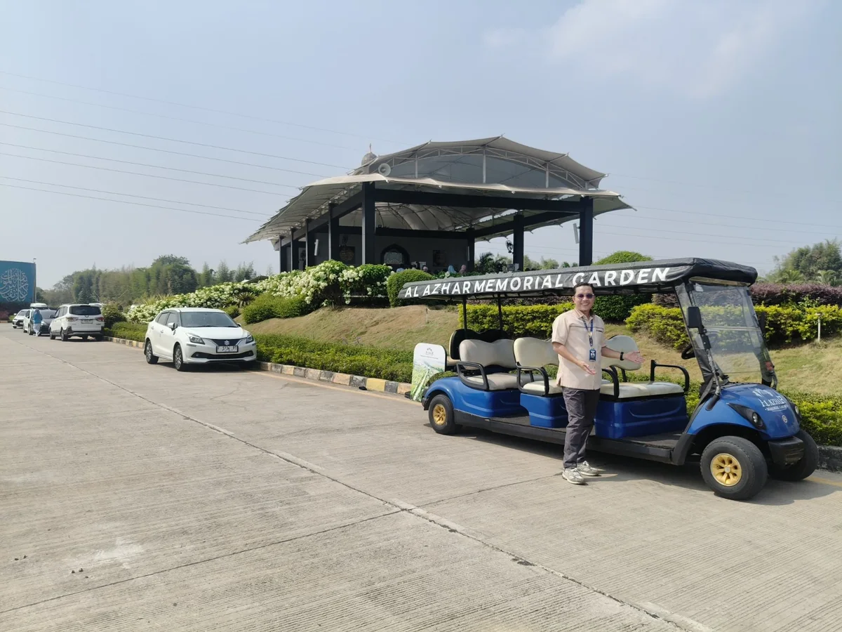 Mobil golf dan akses kendaraan di Al Azhar Memorial Garden Karawang