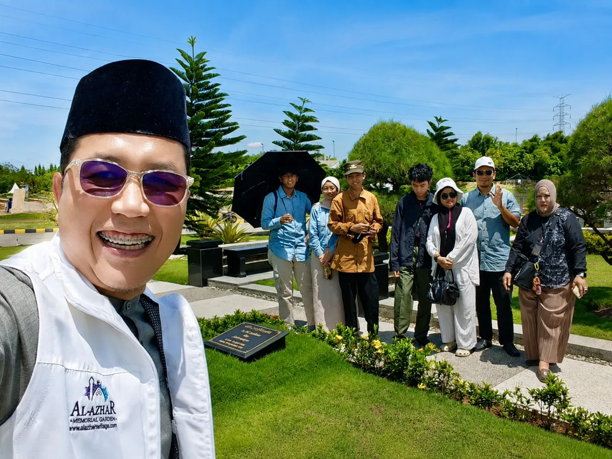 Keluarga meninjau kawasan Al Azhar Memorial Garden
