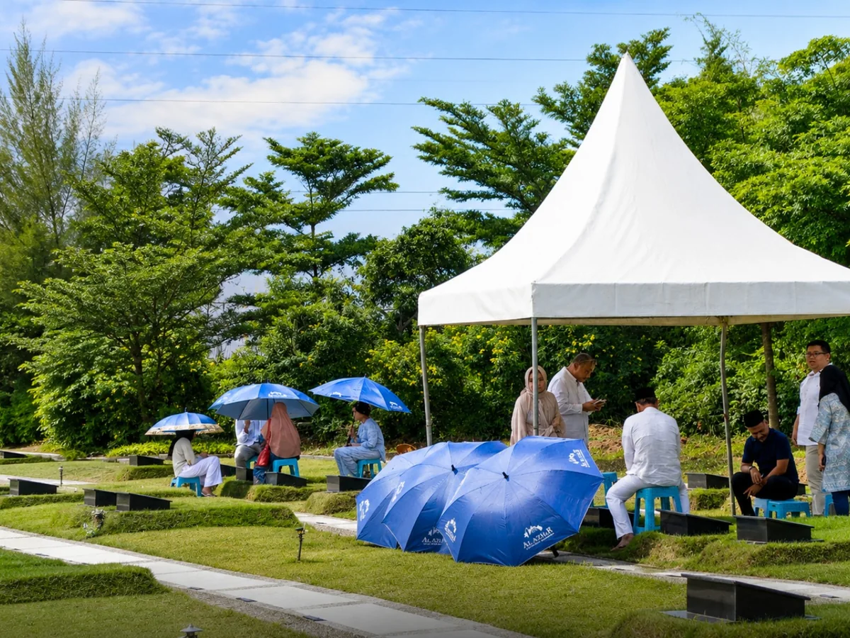 Fasilitas Ziarah Keluarga: Tenda, Kursi, dan Payung Gratis di Al Azhar Memorial Garden Karawang