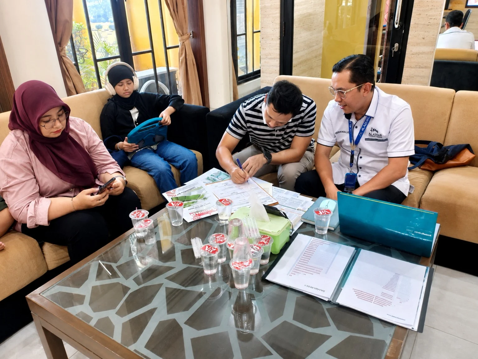 Dokumentasi diskusi calon konsumen Al Azhar Memorial Garden