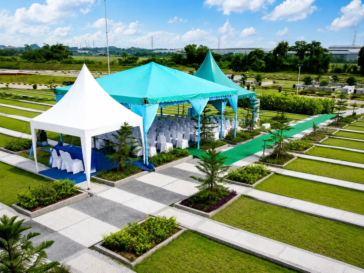 Tenda dan kursi prosesi pemakaman di Al Azhar Memorial Garden Karawang